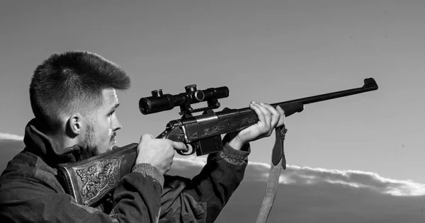 Hunting Gear - Hunting Supplies and Equipment (en inglés). Hunter con escopeta a la caza. Cazador con Fusil Poderoso con Alcance Spotting Animals. — Foto de Stock