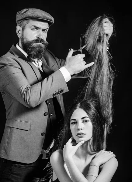 Friseursalon und Friseursalonkonzept. Bärtige Friseure machen Modefrisuren. Sehr langes Haar auf schwarzem Hintergrund mit Kopierraum. Schönes Model mit sehr langen Haaren. Friseur, Schönheitssalon. — Stockfoto