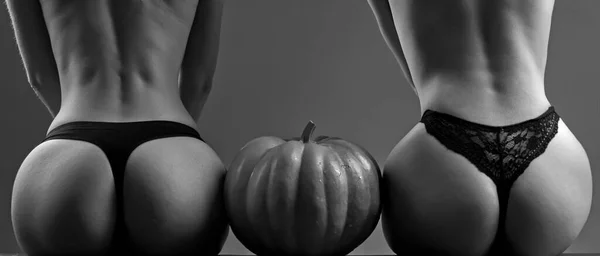 Zucche col culo grosso. Femmina con sexy culo posa. Womens negozio di abbigliamento celebra Halloween. Zucca con culo sexy. Halloween concetto sexy . — Foto Stock