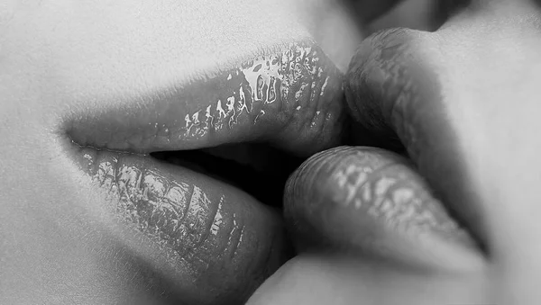 Beso de lesbianas. Placeres lésbicos. Placer oral. Un par de chicas besando labios de cerca. Sensual toque besar la actividad sexual. Juego previo caliente. Cuidado de los labios. Educación sexual. Sensual mojado labios femeninos besos — Foto de Stock