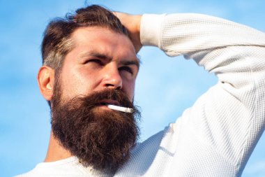 Sigara içen delikanlıyı kapat..