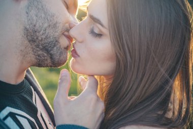 Şehvetli Öpücük. Güzel, tutkulu bir çiftin öpüştüğü yakın çekim. Aşık seksi bir çift. Samimi ilişkiler. Ağızlar öpüşüyor. Tutku dokunuşu. Romantik erkek kadın dudaklarından öpüyor. Güzel insanlar çıkıyor. Valentine..