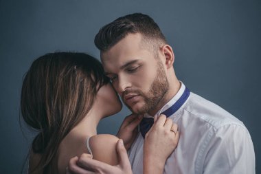 Seksi çift dudakları öpüyor. Kucaklaşan ateşli genç çift. Genç karı koca.