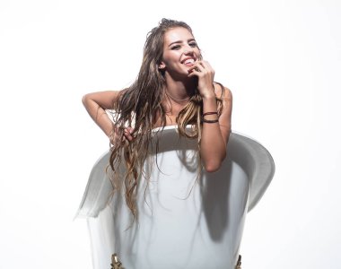 Banyodaki banyo borusunda dinlenen komik genç kadın. Seksi küvet. Şehvetli kızlar için banyo borusu..