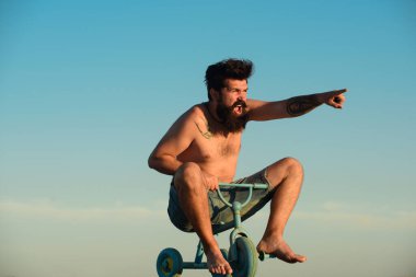 Küçük bir bisiklet süren çılgın bir adam. Komik adam..