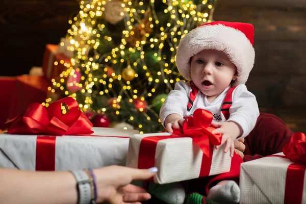 Little cute baby z prezentem świątecznym. — Zdjęcie stockowe