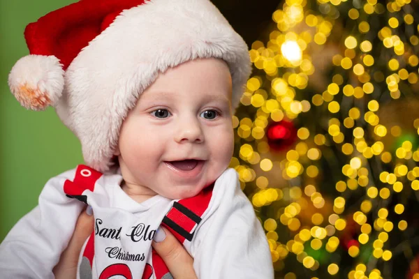 一个戴着圣诞礼帽的可爱婴儿的画像。快乐微笑的孩子们. — 图库照片