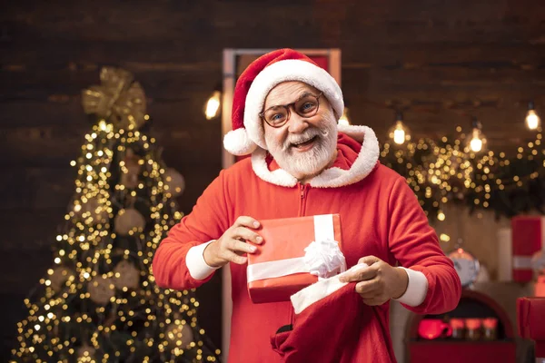 Preparazione natalizia - Babbo Natale che celebra il nuovo anno. Babbo Natale con regali regalo. — Foto Stock