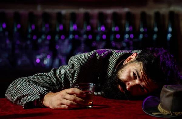 Hombre barbudo trastornado bebedor alcohólico sentado en el mostrador del bar con vaso de whisky solo. triste deprimido adicto borracho chico tener problema de alcohol adicción abuso, alcoholismo. — Foto de Stock