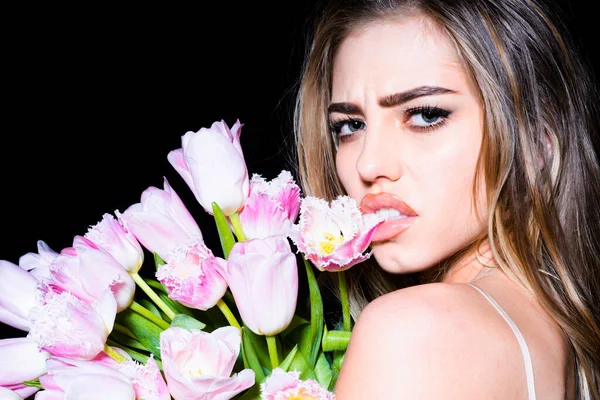 Portret van sexy sensuele jonge vrouw met bloemen. Gezicht van dichtbij. Bloemist advertentie. — Stockfoto