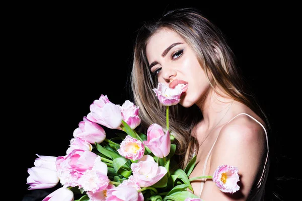 Sexy meisje met bloemen. Mooie jonge vrouw met tulpen. Cosmetologie, schoonheid en spa. Gezichtsverzorging. — Stockfoto