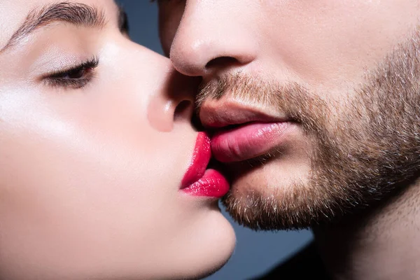 Un beso sensual. Una joven pareja haciendo el amor. Amantes de besos. Besos apasionados. — Foto de Stock