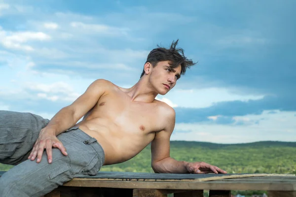 Een gespierde man met een sexy romp. Fashion portret van jonge hete naakte man outdoor. — Stockfoto