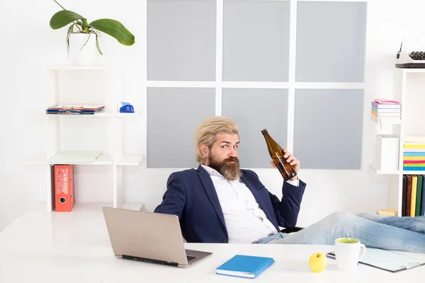 Triste hombre de negocios terminó el día de trabajo con alcohol. Empresario bebiendo cerveza de botella en la oficina. —  Fotos de Stock