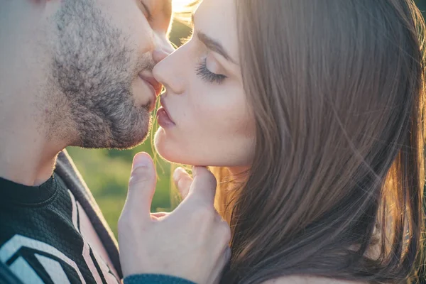官能的なキスだ。美しい情熱的なカップルの接吻のクローズアップ。愛にセクシーなカップル。親密な関係だ。口づけしてる。情熱のタッチ。ロマンチックな男の女性の唇のキス。素敵な人たちとデート。バレンタイン. — ストック写真