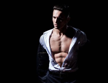 Seksi erkek çıplak gövde. Soyunmuş bir adam. Seksi gövdeli kaslı adam. Atletik genç çocuk mükemmel çıplak vücudunu gösteriyor..