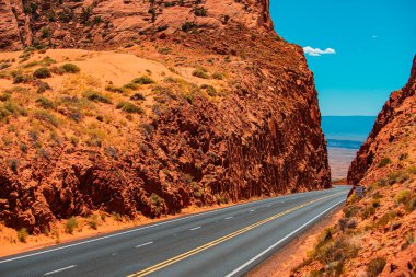 Asfalt karayolu ve gökyüzü günbatımı bulutları manzara.