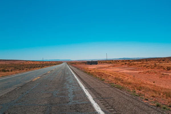 Droga w Parku Narodowym Dolina Śmierci, Kalifornia. Niekończąca się prosta. — Zdjęcie stockowe