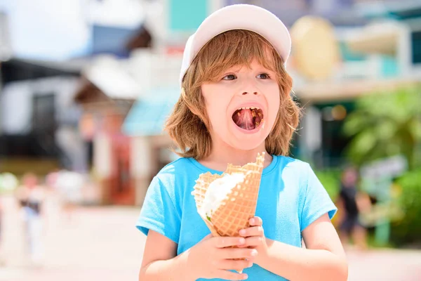Dulce niño comiendo helado sobre fondo con bokeh borroso. —  Fotos de Stock