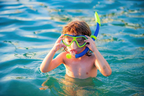 Junge spielen in den Sommerferien am Strand. Kind in der Natur mit schönem Meer, Sand und blauem Himmel. Glückliche Kinder im Urlaub am Meer im Wasser. — Stockfoto