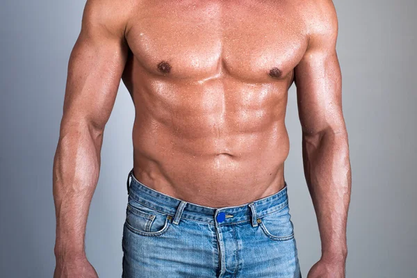 Der nackte Oberkörper eines muskulösen Typen. — Stockfoto
