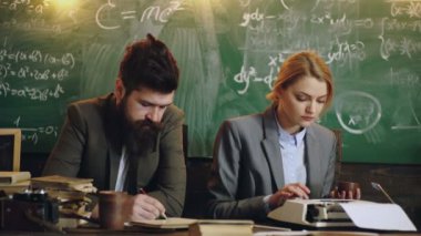 Retro eğitim ve bilgi kavramı. Profesörler kütüphanede bilgi arıyor..