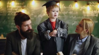 Baba, anne ve oğul okulda. Öğretmenleri olan bir öğrenci..