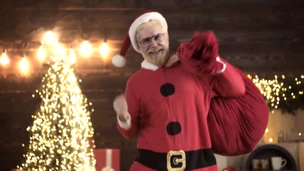 Papai Noel puxando saco de presentes em casa. Entrega presente de Natal. — Vídeo de Stock