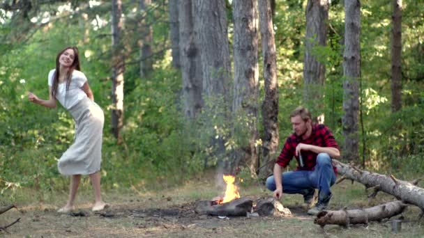 Los amigos disfrutan de campamento de fin de semana en bosque. Baile divertido, baile loco. Amigos relajándose cerca de la fogata después del día. Disfrutando de unas vacaciones de camping en el campo. — Vídeo de stock