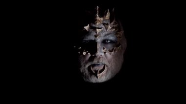 Cehennemden gelen tüyler ürpertici şeytan. Boynuzlu yaşlı adam. Cadılar Bayramı Kötülüğü Kara Arkaplanda izole.