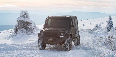 01.02.2021, Karpatlar. Off-road sezonu. 4x4 ile kışın off-road seferi. Kış doğasında zorlu bir off-road gezisi. Off-road arabalı dağ yolu. Karlı yolda macera gezisi