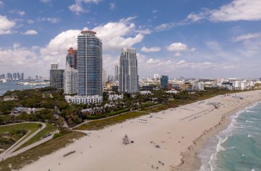 Miami Sahili ufuk çizgisi hava manzarası. Miami 'den İHA' ya. Tropik Miami manzarası. Miami bölgesi gökyüzü manzarası. Meşhur okyanus kıyısında. Panoramik kıyı şeridi. Güney sahili manzarası. Florida 'da yaz tatili