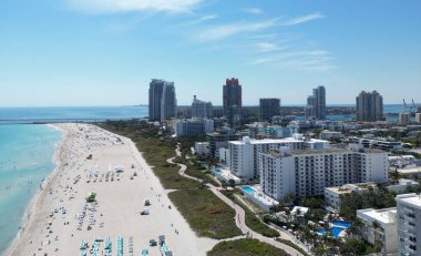 Mavi gökyüzünde Miami Plajı. Skyline hava görüntüsü. Miami şehri. Tropik Miami sahili. Miami bölgesi gökyüzü manzarası. Meşhur okyanus kıyısında. Panoramik kıyı şeridi. Güney sahili manzarası