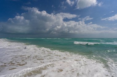 Okyanus dalgaları ve kum, yaz kıyı şeridi arka planı. Fırtınalı deniz dalgaları. Yaz denizi dalgası. Köpüklü okyanus dalgaları. Yaz okyanus esintisi. Rüya gibi yaz sahili geçmişi. Okyanus sıçrama dalgaları