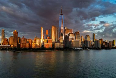 New York, Birleşik Devletler. Manhattan 'daki New York şehrinin gökyüzü manzarası. New York, New York. Amerikan şehri. Manhattan silueti. New York şehrinin silüeti. NYC 'nin şehir manzarası. New York 'un ünlü simgeleri