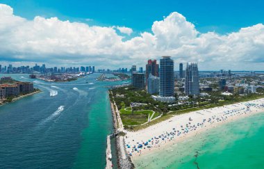 Lüks gökdelenleri ve okyanusları olan Miami şehri. Miamis 'in ünlü sahil şeridinin panoramik drone görüntüsü. Yukarıdan Miami Sahili. Miami silueti tepeden. Miami, Florida 'nın havadan manzarası