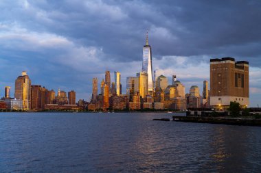 New York 'ta. Gökdelenleri olan New York şehri. New York şehri silueti panoramik. Manhattan silueti. New York ve Hudson Nehri. New York şehir merkezi. New York gökdelenleri. NYC 'nin iş bölgesi manzarası