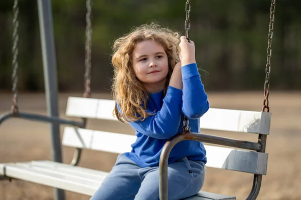 Çocuk zihni hayal gücüyle dolu. Sarışın çocuk barışçıl düşünüyor. Küçük hayalperest. Çocuk hayal etme konsepti. Açık hava çocuk portresi. Hayalci çocuk suratı. Çocukların rüya gibi ifadesi. Çocuklar ilham ile yüzleşir