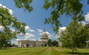 Washington DC Kongre Binası. Washington 'daki Capitol Hill kongresi. Kongre Binası üzerinde Amerikan bayrağı. Washington DC dönüm noktası. Washington 'daki Senato ve Meclis.