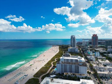 Miami Beach silueti. Miami Sahili 'nin insansız hava aracı görüntüsü. Miami sahilindeki South Pointe Park ve South Beach 'in havadan görüntüsü. Bir yaz gününde Miami gökyüzü