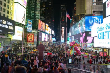 New York City, Times Meydanı, Eylül 2024. Geceleri New York şehrinin silueti. NYC Times Meydanı ışıkları. Manhattan 'daki Broadway caddesi. Akşam 7. Cadde 'de. Times Meydanı neon ışıkları. Times Meydanı 'nda Turist