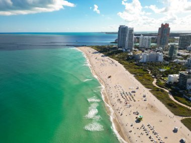 Ufuk çizgisi olan Miami Plajı hava aracı görüntüsü. Miami tepeden. Miamis 'in ünlü simgeleri. Gökdelenleri olan South Pointe plajı. Miami şehri panoraması. Miami Sahili 'nin okyanus manzarası
