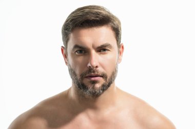 Adam portreyi kapatıyor. Cilt bakımı. Yumuşak ciltli, çekici bir adam. Spa terapisi. İnsan, yüz, güzellik ve cilt konsepti. Erkek sağlıklı deri konsepti