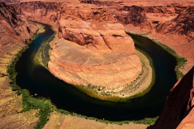 At nalı kıvrımı, Colorado nehri. Arizona 'daki Horseshoe Virajı. Kanyonun kayası, manzara arka planı. Kayalık dağ. Arizona ve Utah Çölü