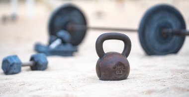 Çaydanlık çanı eğitimi. Kumda spor dambılları. Sportif açık hava sporu. Spor ağırlık kaldırma egzersizi. Halter kaldırma. Spor motivasyon egzersizi.