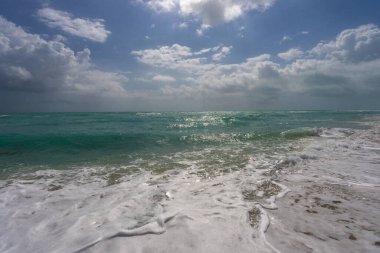 Deniz sahili geçmişi. Mavi deniz dalgaları. Kumsal kıyısı. Deniz kıyısı okyanus manzarası