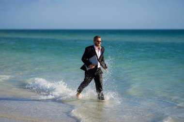 Dalgıç kıyafetli heyecanlı iş adamı denizde koşuyor. Komik iş adamı, çılgın karikatür dünyası konsepti. Uzaktan kumandalı çalışıyor. Çılgın yaz işleri. Eğlenceli iş hayatı. Komik serbest iş adamı.