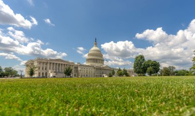 Washington DC Capitol Kubbesi. Kongre ve Meclis Binası. Amerikan bayrağı Capitol Kubbesi 'nin üzerinde. Washington 'da seçim günü. Amerikan Kongre Binası. ABD 'de Kongre ve Senato