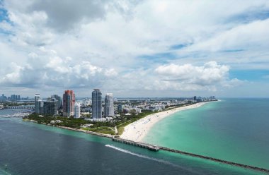 Miami Güney Sahili. Miami Beach, Florida 'nın insansız hava aracı görüntüsü. Florida 'da lüks daireleri ve su yolu olan Miami Plajı. Gökdelenli Miami Plajı 'nın havadan görünüşü