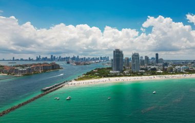 Miami Plajı 'nın gökyüzü manzarası. Miami Sahili 'nin insansız hava aracı görüntüsü. Güney Miami Sahili ve okyanus manzarası. Gökdelenleri ve kıyı şeridi olan Miami Plajı gökdelenleri